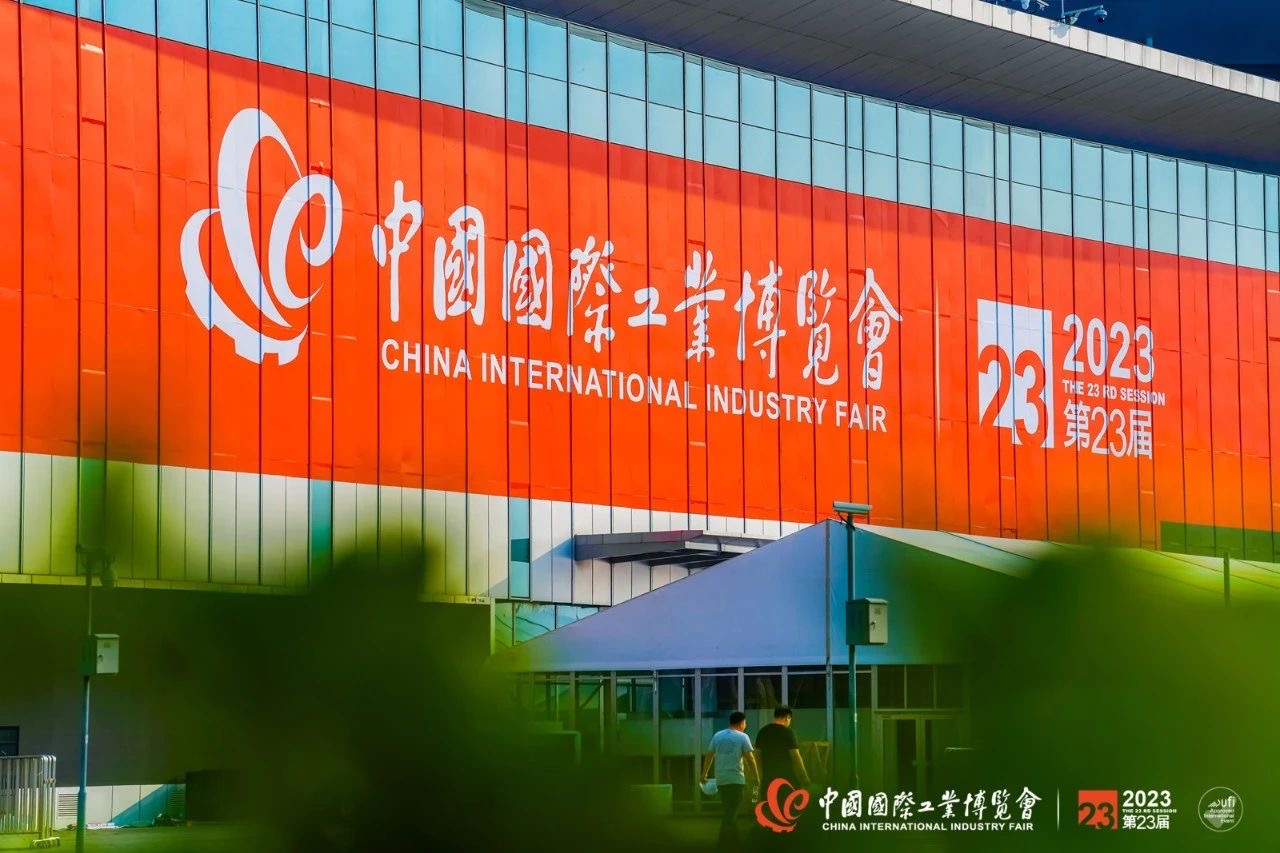 舟欧工业亮相2023中国工博会，带来全球领先外骨骼机器人解决方案。